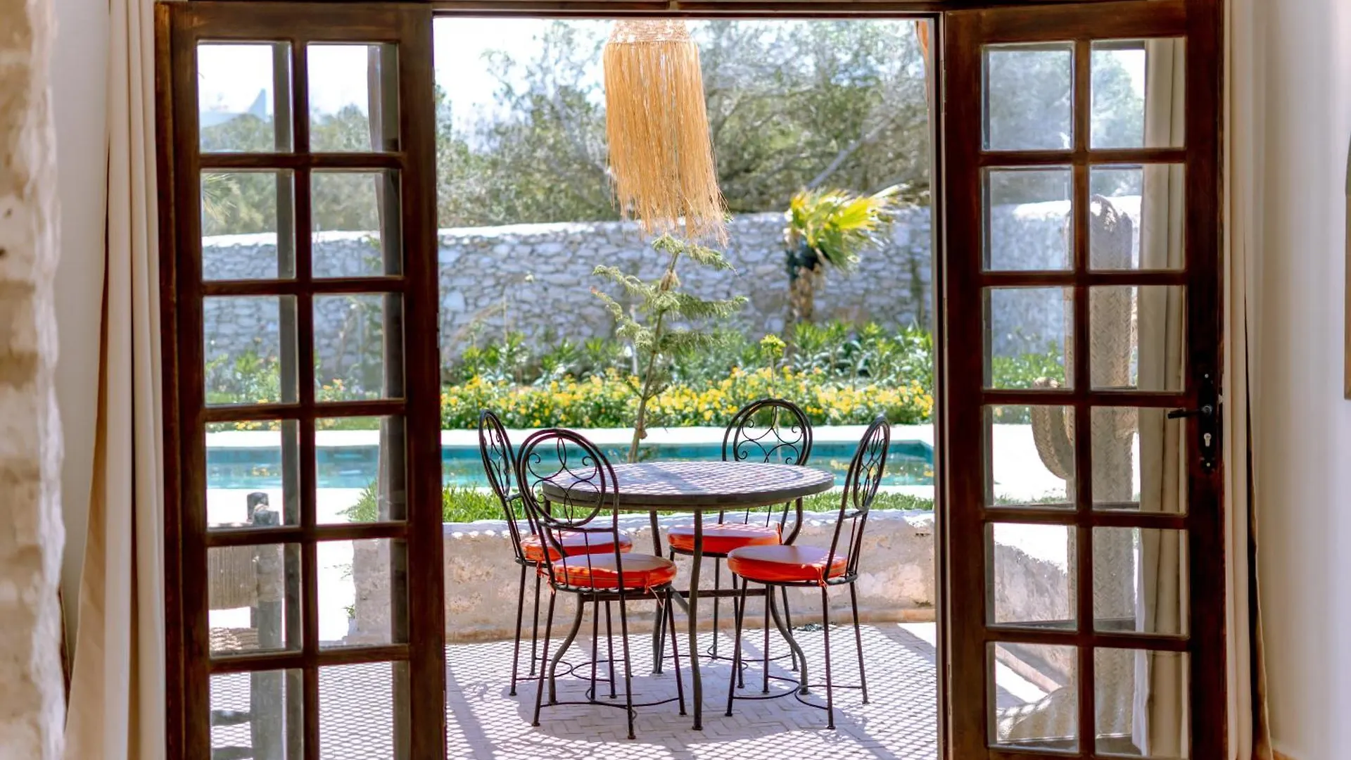 אסאוירה Villa Floratus