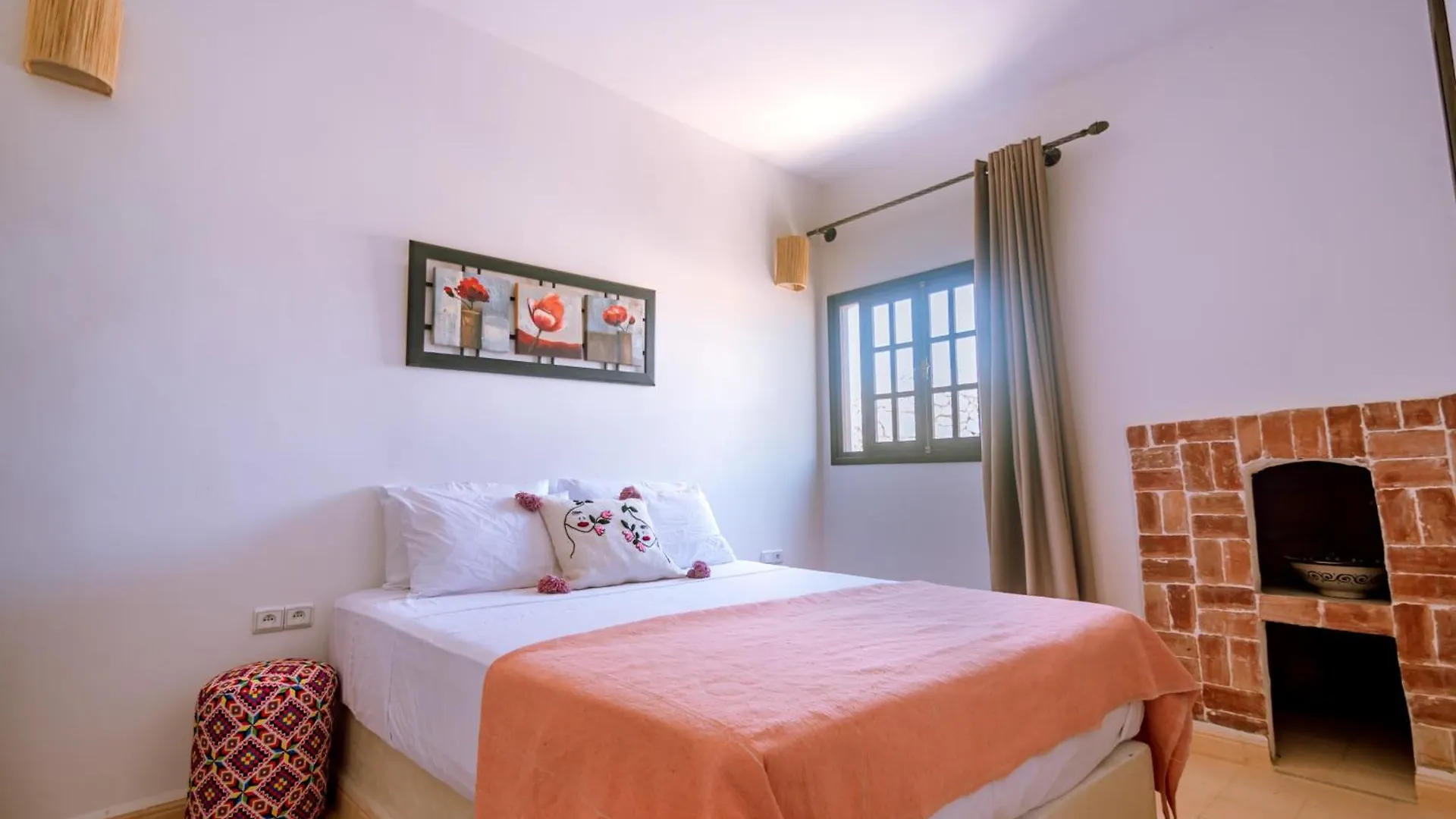 אסאוירה Villa Floratus